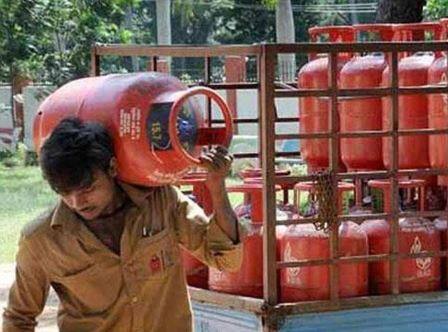Lpg gas price hiked from today સપ્ટેમ્બર મહિનાની શરૂઆતમાં જ મોંઘવારીનો માર, રસોઇ ગેસના ભાવમાં કેટલો થયો વધારો ? જાણો