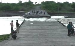 ભારે વરસાદના કારણે પુલ ધરાશાયી થતા જામનગરનું બારાડી ગામ સંપર્ક વિહોણું