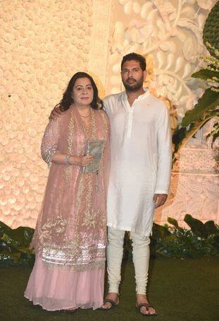 યુવરાજ સિંહ માતા શબનમ સાથે આવ્યો હતો.