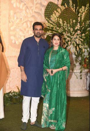 પૂર્વ ક્રિકેટર ઝહીર ખાન પત્ની સાગરિકા ઘાટગે સાથે બાપાના દર્શન માટે એન્ટિલિયામાં આવ્યો હતો.