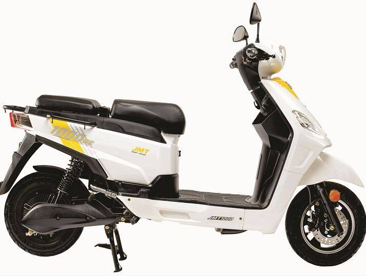 અમદાવાદ: જિતેન્દ્ર ન્યુ ઈવી ટેક દ્વારા ઈલેકટ્રીક સ્કૂટર JMT 1000 HS (હાઈસ્પીડ)ની રૂ. 75,000ની કિંમતમાં ગુજરાતમાં રજૂઆત કરવામાં આવી છે. નવા JMT 1000 HSમાં માત્ર આઠ સેકન્ડમાં 0-40 કિમીનો પિકઅપ અને ડબલ સીટમાં 200 કિલોગ્રામ વજનની વહન ક્ષમતા છે. ઈલેકટ્રીક બાઈક લિથિયમ આયન બેટરી પર ચાલે છે. જે માત્ર ત્રણ કલાકમાં સંપૂર્ણ ચાર્જ થઈ જાય છે. તેની ડ્રાઈવિંગ ક્ષમતા 90 કિમી સુધીની છે.