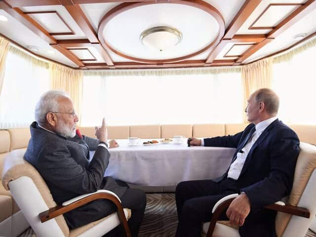 pm modi and russian president putin at zvezda ship building complex પુતિન સાથે જહાજમાં બેસીને રશિયામાં શિપ બિલ્ડિંગ જોવા ગયા પીએમ મોદી, વીડિયો વાયરલ