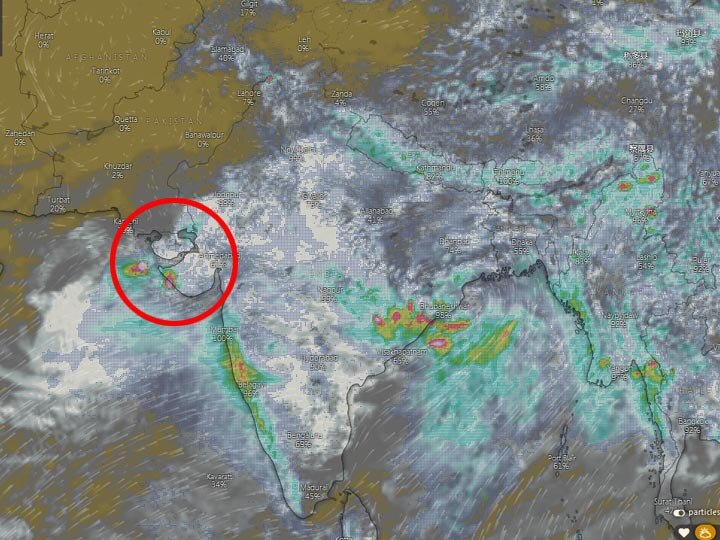 IMD issues red alert as heavy rains pound South Gujarat and Saurashtra ભારેથી અતિભારે વરસાદને લઈને ગુજરાતના કયા-કયા વિસ્તારોને રેડ એલર્ટ કરાયા? જાણો વિગત