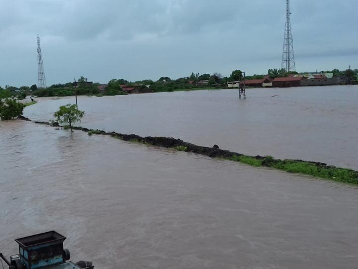 Heavy Rainfall in Dwarka Mota Asota Village ગુજરાતના આ ગામમાં એક જ કલાકમાં આભ ફાટ્યું? બાઈકો, ભેંસો અને ગાડીઓ પાણીમાં તણાઈ