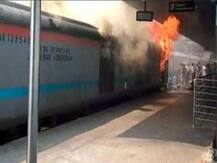 નવી દિલ્હી: રેલવે સ્ટેશન પર ચંડીગઢ-કોચુવેલી એક્સપ્રેસમાં લાગી આગી, કોઈ જાનહાનિ નહીં