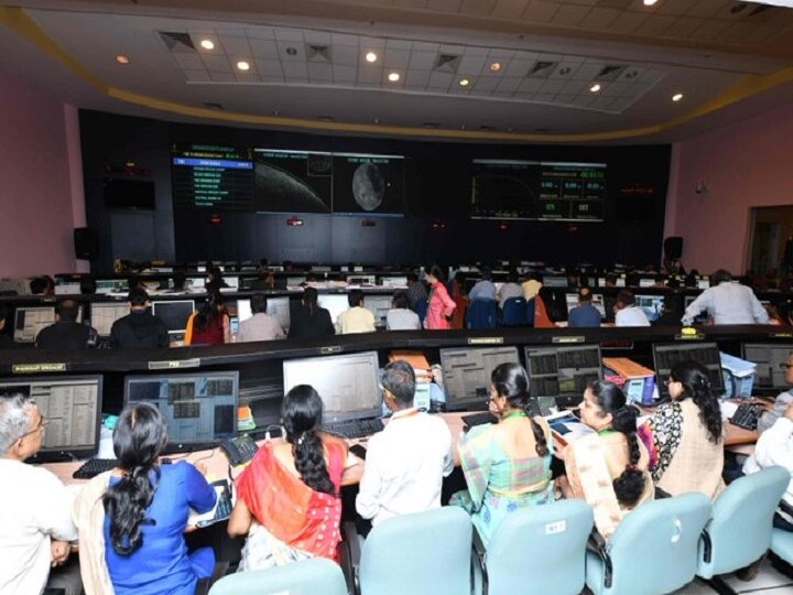 chandrayaan 2 communication from Lander to the ground stations was lost Data is being analyzed ચંદ્રયાન -2: ઈસરોનો 2.1 કિમી પહેલા લેન્ડર સાથે સંપર્ક તૂટ્યો, ડેટાનું વિશ્લેષણ થઈ રહ્યું છે