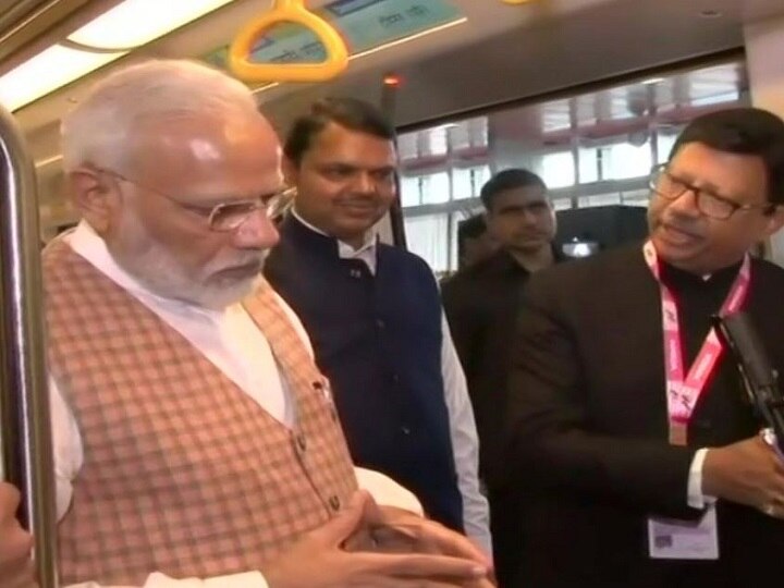 Prime Minister Narendra Modi onboard a state of the art metro coach in Mumbai PM મોદીએ મુંબઇમાં ત્રણ મેટ્રો લાઇનનો કર્યો શિલાન્યાસ, કહ્યું- ચંદ્ર પર જવાનું સપનું પૂરૂ થશે