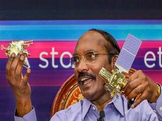 ચંદ્રયાન -2: ઇસરો ચીફ કે સિવને કહ્યું- 14 દિવસમાં લેન્ડર ‘વિક્રમ’ સાથે સંપર્ક કરવાનો પ્રયાસ કરીશું, મિશન 95 ટકા સફળ ચંદ્રયાન -2: ઇસરો ચીફ કે સિવને કહ્યું- 14 દિવસમાં લેન્ડર ‘વિક્રમ’ સાથે સંપર્ક કરવાનો પ્રયાસ કરીશું, મિશન 95 ટકા સફળ