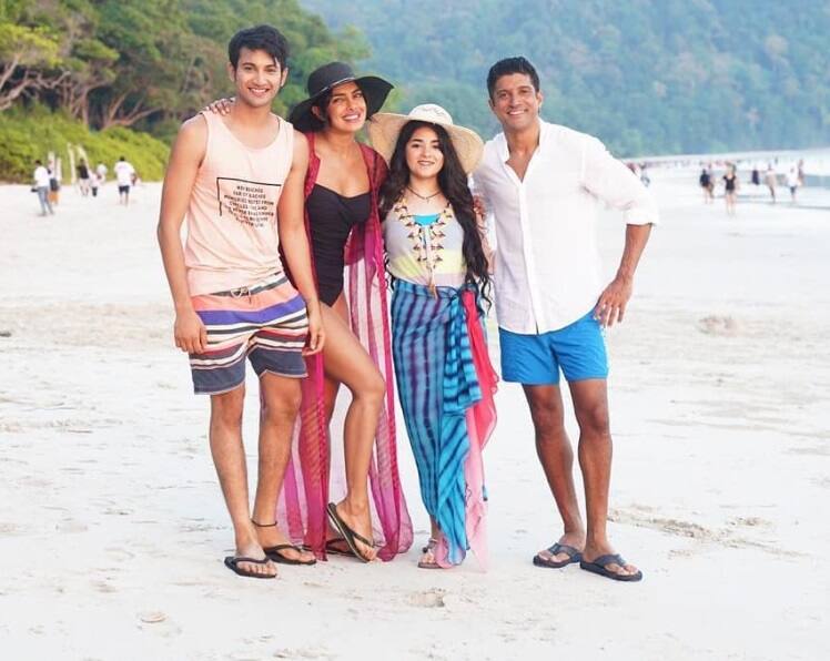 zaira wasim pose with priyanka chopra and farhan akhtar users troll પ્રિયંકાના ફોટોમાં આ એક્ટ્રેસને જોઈને ભડક્યા યુઝર્સ, કહ્યું- હવે અહીં શું.......