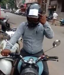 ટ્રાફિકના નિયમો પાળવા વડોદરાના યુવકનો નવો નુસખો, હેલ્મેટ પર પીયુસી, પાર્સિંગ બુક, લાયસન્સ લગાવ્યા