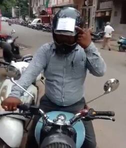 ટ્રાફિકના નિયમો પાળવા વડોદરાના યુવકનો નવો નુસખો, હેલ્મેટ પર પીયુસી, પાર્સિંગ બુક, લાયસન્સ લગાવ્યા