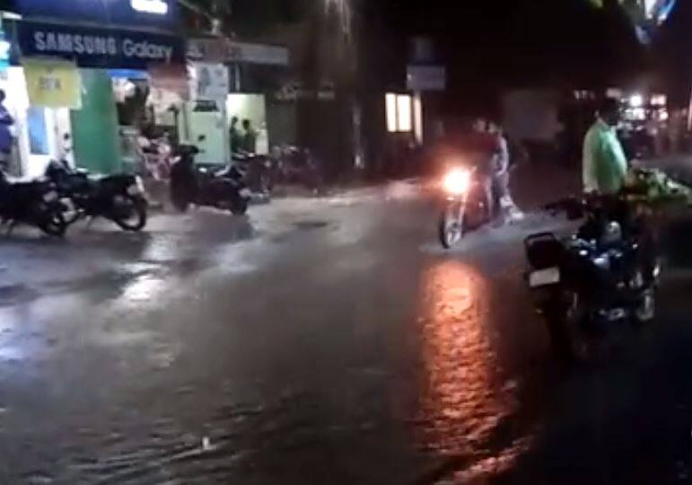 અમરેલી જિલ્લામાં વિજળીના કડાકા સાથે ધોધમાર વરસાદ, અનેક ગામડાઓમાં વિજળી ગૂલ Heavy rain in amreli district અમરેલી જિલ્લામાં વિજળીના કડાકા સાથે ધોધમાર વરસાદ, અનેક ગામડાઓમાં વિજળી ગૂલ