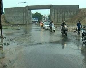 અમદાવાદમાં સવારથી જ ભારે વરસાદ, ઠેરઠેર પાણી ભરાયા-વિઝિબિલીટી ડાઉન