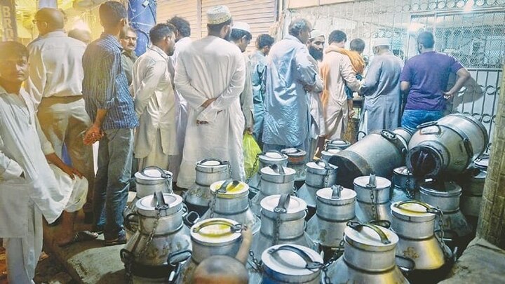 at rs 140 per liter milk costs higher than petrol in pakistan report પાકિસ્તાનમાં પેટ્રોલ-ડીઝલ કરતાં પણ મોંઘું વેચાઈ રહ્યું છે દૂધ, ભાવ જાણીને ચોંકી જશો