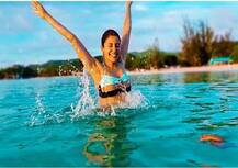 અનુષ્કા શર્માએ શેર કરી બિકિની તસવીર, સ્વીમિંગ પૂલમાં આમ કરી રહી છે રિલેક્સ, જુઓ તસવીરો