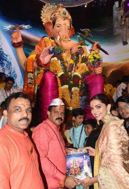 ગણેશજીના દર્શનાર્થે આવેલી દીપિકા ટ્રેડિશનલ લુકમાં આવી હતી. દીપિકા દર્શન કરવા આવી ત્યારે લોકોની ભારે ભીડ હતી.