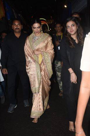 મુંબઈઃ બોલીવુડ એક્ટ્રેસ દીપિકા પાદુકોણ બુધવારે રાતે મુંબઈના લાલબાગના રાજાના દર્શન કરવા પહોંચી હતી. ગણપતિ બાપાના આશીર્વાદ લેવા તે ઉઘાડા પગે ચાલીને આવી હતી. 