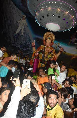 દીપિકા જ્યારે અહીંથી નીકળતી હતી ત્યારે લોકોએ તેની સાથે સેલ્ફી લીધી હતી.