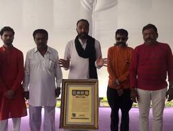 મોરારિ બાપુના સમર્થનમાં કલાકારોએ સ્વામિનારાયણ સંસ્થાઓએ આપેલા એવોર્ડ કર્યા પરત