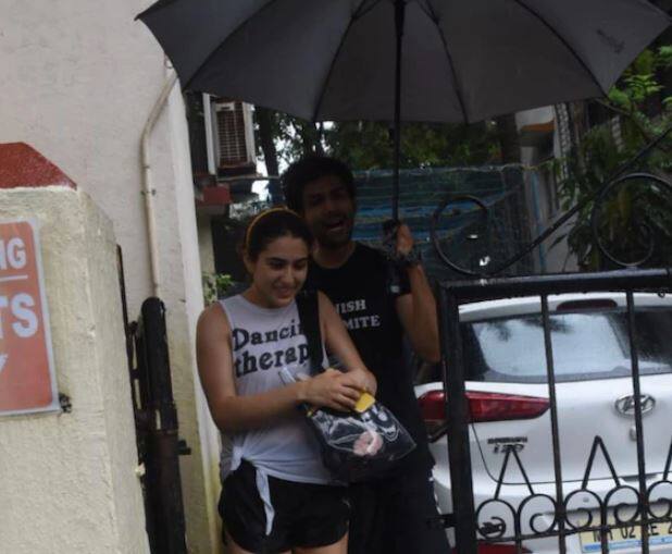 સારા અલી ખાન વરૂણ ધવન સાથે ફિલ્મ 'કુલી નંબર-1'માં કામ કરી રહી છે. જ્યારે કાર્તિક આર્યન, અનન્યા પાંડે અને ભૂમિ પેડનેકર સાથે ફિલ્મ 'પતિ, પત્ની ઓર વો'માં જોવા આવશે. (તમામ તસવીરો માનવ મંગલાણી)