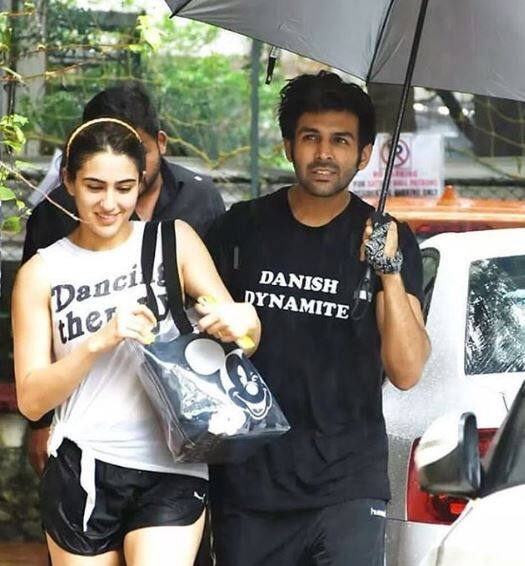 કાર્તિક તસવીરોમાં સારા અલી ખાનને વરસાદથી બચાવતો જોવો મળ્યો હતો. કાર્તિક હાથમાં છત્રી લઇ સારાને પ્રોટેક્ટ કરતો જોવા મળ્યો હતો. બંને વચ્ચે બોન્ડીંગ ખુબ જ સારી છે. તેમની આ તસવીરો સોશિયલ મીડિયામાં ખુબ જ વાયરલ થઇ રહી છે.