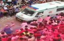 પૂનામાં ગણેશ વિસર્જન દરમિયાન લોકોએ એમ્બ્યુલન્સને જવા માટે કરી આપ્યો રસ્તો, જુઓ વીડિયો