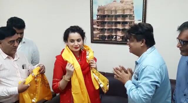 કંગના રનૈતે દ્વારકા મંદિરમાં દર્શન કરતી વખતે રેડ કલરનો ટ્રેડિશન ડ્રેસ પહેર્યો હતો. કંગનાએ મંદિરમાં દર્શન કરી અને દ્વારકાનો ઇતિહાસ જાણ્યો હતો. અભિનેત્રી કંગના રનૌતે દ્રારકાધીશના દર્શનની તસવીરો પોતાના ઇન્સ્ટાગ્રામ પર શેર કરી હતી. 'ઓમ શ્રી ક્રિષ્નાયે નમ:'