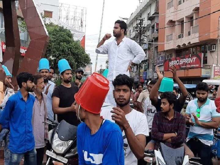 rjd workers bucket protest against heavy imposed fine for traffic violation in bihar મોટર વ્હીકલ એક્ટ: RJDના કાર્યકર્તાઓએ માથે ડોલ પહેરીને કર્યો અનોખો વિરોધ