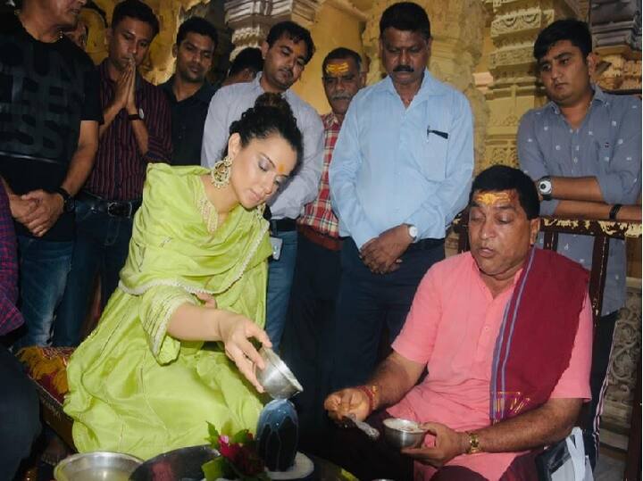 સોમનાથઃ બોલિવૂડ એક્ટ્રેસ કંગના રનૌતે આજે દ્વાદશ જ્યોતિર્લિંગ પૈકીના પ્રથમ એવા સોમનાથ મહાદેવના દર્શને આવી હતી. સોમનાથ મહાદેવની પૂજા અર્ચના પણ કરી હતી. આ તસવીરો તેણે તેના સોશિયલ મીડિયા એકાઉન્ટ પર શેર કરી હતી.