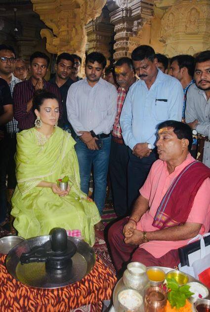 કંગના રનૌતે ગઈકાલે દ્વારકાધીશના ચરણે શિશ ઝૂકાવ્યું હતું. ધાર્મિક ભક્તિભાવમાં માનનારી કંગનાએ ભગવાન દ્વારકાધીશ જગતમંદિરે દર્શન કરી ધન્યતા અનુભવી હતી. તેણે ભગવાન દ્વારકાધીશની પાદુકાનું પૂજન કર્યું હતું. દ્વારકા મંદિરમાં સામાન્ય માણસોને તસવીર લેવા પર પ્રતિબંધ છે ત્યારે તેણે અહીંથી તસવીર શેર કરતાં વિવાદ પણ થયો હતો. 