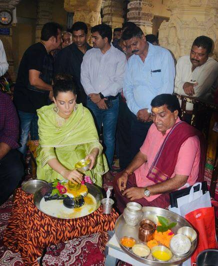 કંગનાએ 14 જાન્યુઆરીએ રિલીઝ થઈ રહેલી પોતાની આગામી ફિલ્મ માટે પ્રાર્થના પણ કરી હતી. (તસવીર સૌજન્યઃ કંગના રનૌત ટ્વિટર)