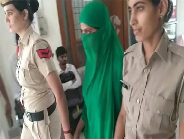 Women arrested for blackmail objectionable video of businessman છોકરીએ બનાવ્યો યુવકનો અશ્લીલ વીડિયો, પછી શરૂ કર્યુ આ કામ