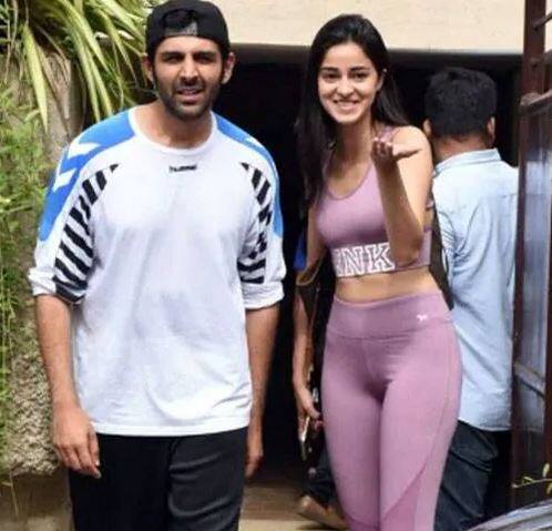 આ દરમિયાન અનન્યા પાંડે સ્પોર્ટી લૂકમાં જોવા મળી હતી. તે પિંક કલરના આઉટફિટમાં જોવા મળી. તેણે વ્હાઇટ શૂઝ પહેર્યા હતા.