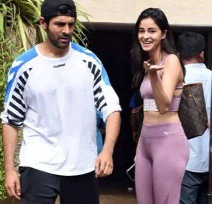 ફિલ્મનું ડિરેક્શન મુદસ્સર અજીઝ કરી રહ્યા છે. આ અગાઉ તે હૈપ્પી ભાગ જાયેગી, હેપ્પી ફિર ભાગ જાયેગી અને દુલ્હા મિલ ગયા જેવી ફિલ્મો કરી ચૂક્યા છે. આ ફિલ્મ સંજીવ કુમારની ફિલ્મ પતિ પત્ની અને વોની રિમેક છે. ફિલ્મ આગામી વર્ષે 10 જાન્યુઆરીએ રીલિઝ થશે. 