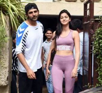 રિપોર્ટ અનુસાર, ફિલ્મમાં અનન્યા પાંડે. કાર્તિક આર્યનની ગર્લફ્રેન્ડના રોલમાં છે. જ્યારે ભૂમિ પેડનેકર કાર્તિકની પત્નીની ભૂમિકામાં જોવા મળશે. 