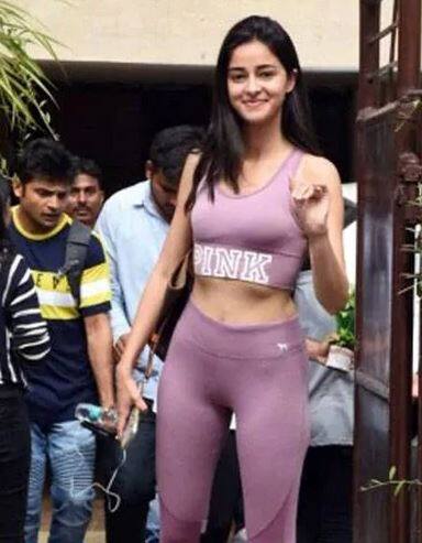 કાર્તિકની વાત કરીએ તો તે વ્હાઇટ ટી શર્ટ અને બ્લેક પેન્ટમાં જોવા મળી રહ્યો હતો. તેણે બ્લેક કેપ પહેરી રાખી હતી. આ લૂકમાં તે ખૂબ કૂલ નજર આવી રહ્યો હતો. બંન્નેએ તાજેતરમાં જ ફિલ્મનું લખનઉ શેડ્યૂલની શૂટિંગ ખત્મ કર્યુ છે.  