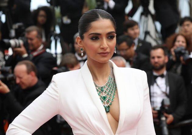the zoya factor actress sonam kapoor says feminism doesnt mean burning your bra and growing moustache બ્રા સળગાવીને મુછો ઉગાડવી એ નારીવાદ નથી, આ હોટ એક્ટ્રેસે પુરુષોને આપ્યો સણસણતો જવાબ!