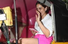 મુંબઈમાં ઓટો રિક્ષામાં મુસાફરી કરતી જોવા મળી આ હોટ એક્ટ્રેસ, જુઓ તસવીરો