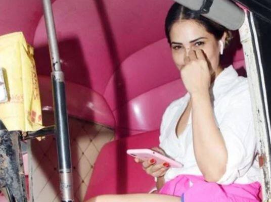 મુંબઈ: બોલીવૂડની એવરગ્રીન ફિલ્મ મોહબ્બતેમાં જોવા મળેલી એક્ટ્રેસ કિમ શર્મા સતત ચર્ચામાં રહે છે. કિમ પોતાની લવ લાઈફને લઈને અથવા તો પોતાની બોલ્ડ અને હોટ તસવીરોના કારણે ચર્ચામાં રહે છે. 