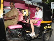 મુંબઈમાં ઓટો રિક્ષામાં મુસાફરી કરતી જોવા મળી આ હોટ એક્ટ્રેસ, જુઓ તસવીરો