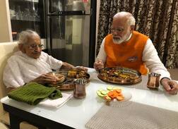 પીએમ મોદીએ રાયસણમાં માતા હીરાબા સાથે બપોરનુ ભોજન લીધુ, ગુજરાતી વાનગીઓ જમ્યા