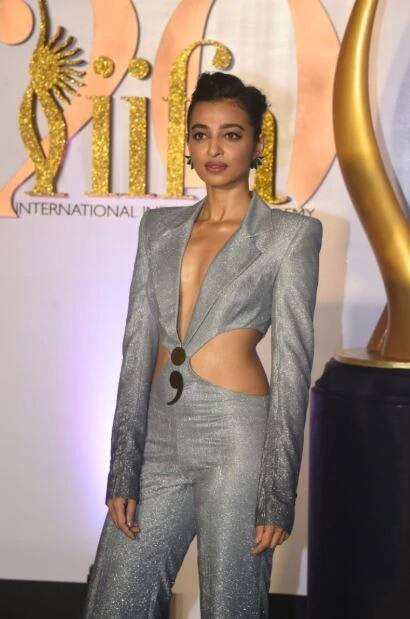  રાધિકા આપ્ટે હાલમાંજ મુંબઈમાં યોજાઈ રહેલા IIFA અવોર્ડ્સ સમારોહમાં પહોંચી હતી. જેની તસવીરો વાયરલ થઈ રહી છે. 
