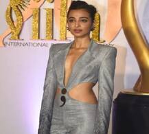 IIFA Awardsમાં હોટ અવતારમાં પહોંચી રાધિકા આપ્ટે, તસવીરો આવી સામે