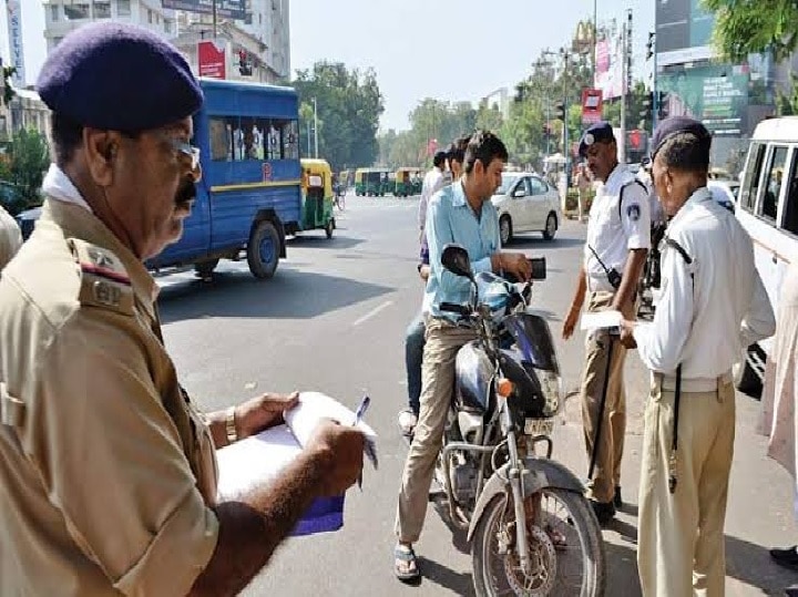 Ahmedabad traffic police charged 1900 people on first day અમદાવાદમાં ટ્રાફિક પોલીસે પહેલા દિવસે જ વસૂલ્યો અધધ દંડ, જાણો વિગતે