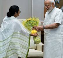 PM  મોદીને મળ્યા મમતા બેનર્જી, બંગાળ  માટે માંગ્યુ વિશેષ પેકેજ