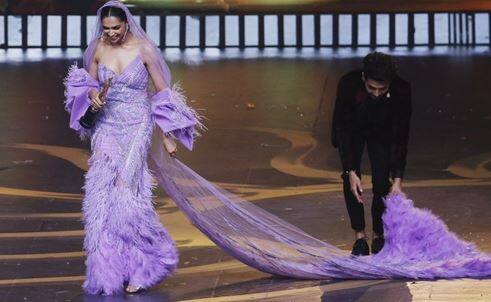 દીપિકાનો આ લુક જોઇ ફેન્સને તેના લગ્નની તસવીર યાદ આવી ગઈ હતી. એક્ટ્રેસે તેના રિસેપ્શનમાં કઇંક આવો જ લુક રાખ્યો હતો.