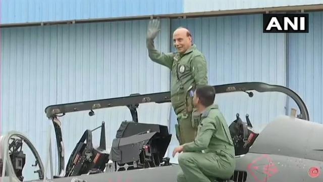 rajnath singh flys with indian air force tejas fighter jet રાજનાથ સિંહે સ્વદેશી લડાકૂ વિમાન 'તેજસ'માં બેસીની ઉડાન ભરી, આમ કરનારા પહેલા રક્ષામંત્રી બન્યા