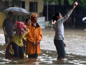 મુંબઈમાં વરસાદનું રેડ એલર્ટ, સ્કૂલ-કોલેજોમાં જાહેર કરવામાં આવી રજા