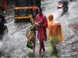 મુંબઈમાં વરસાદનું રેડ એલર્ટ, સ્કૂલ-કોલેજોમાં જાહેર કરવામાં આવી રજા