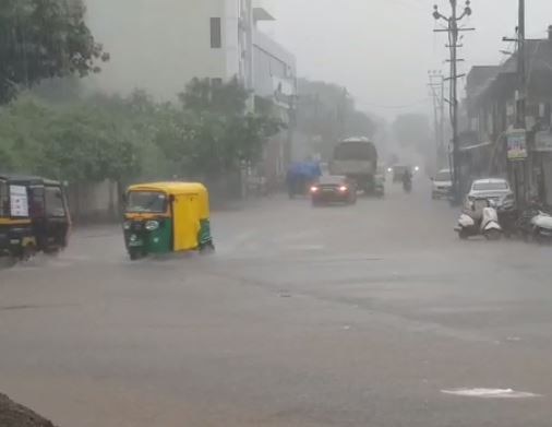 Heavy rain in gondal rajkot રાજકોટમાં સતત બીજા દિવસે વરસાદી ઝાપટા, ગોંડલમાં ધોધમાર વરસાદ